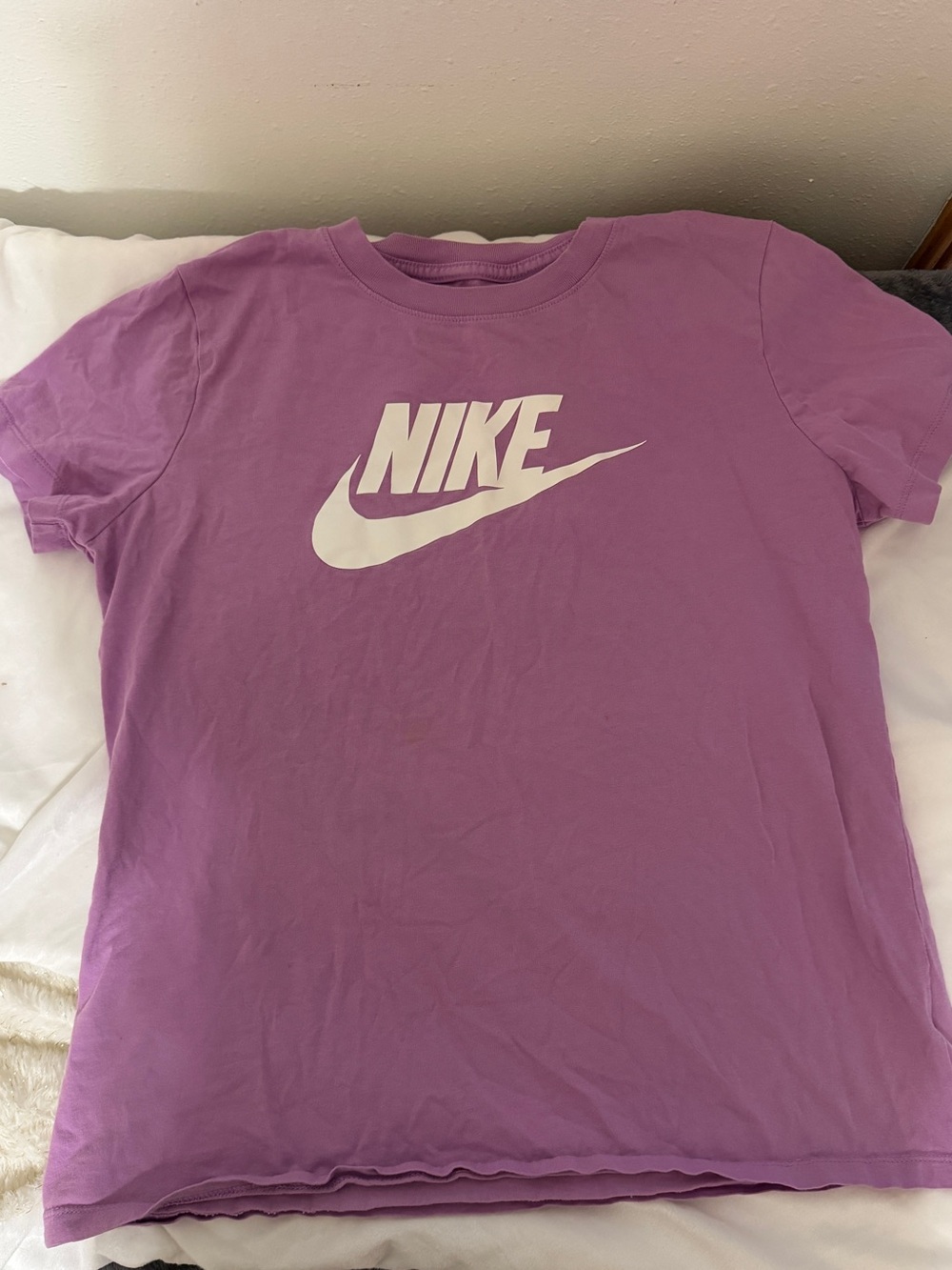 Woman’s purple Nike graphic tshirt Medium